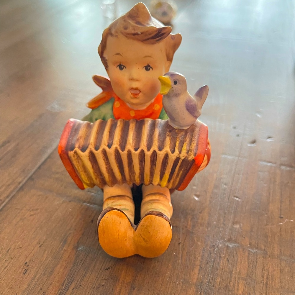 Goebel Hummel #110 "Let's Sing" Full Bee